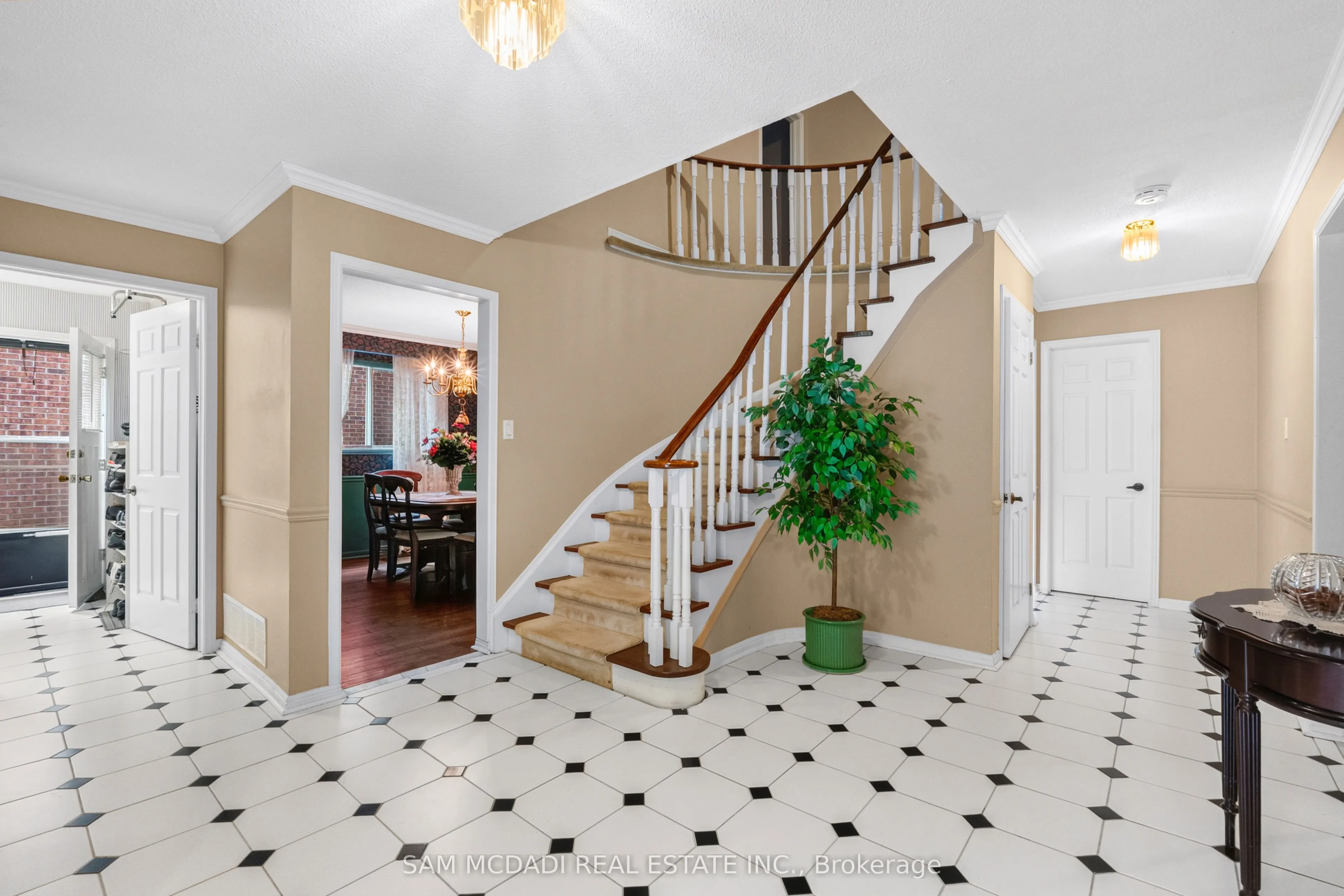1077 Saginaw Crescent