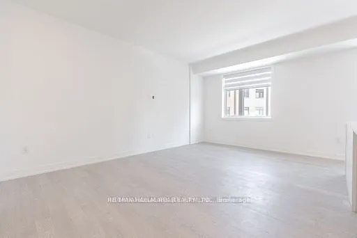 1085 Douglas Mccurdy Common #216