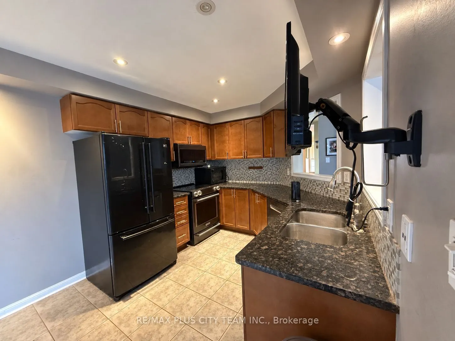 844 Luxton Drive