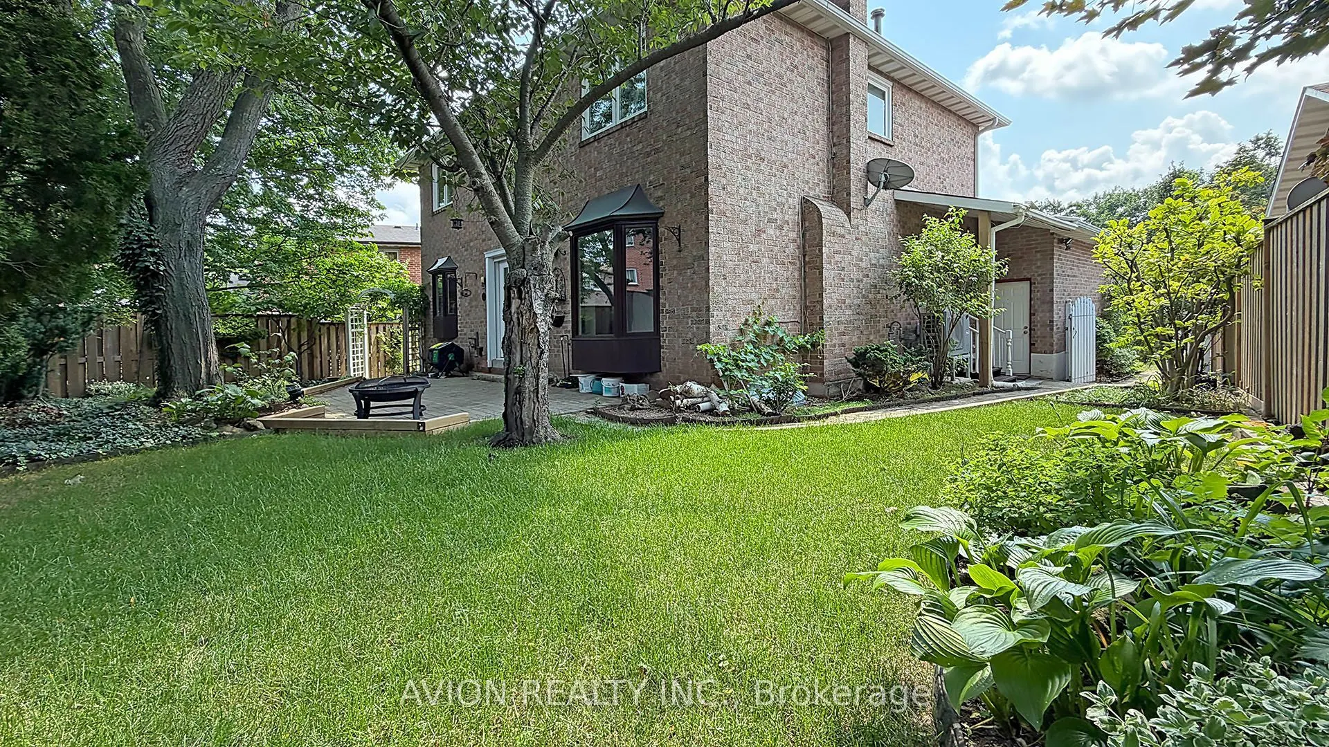 1413 Harmsworth Square