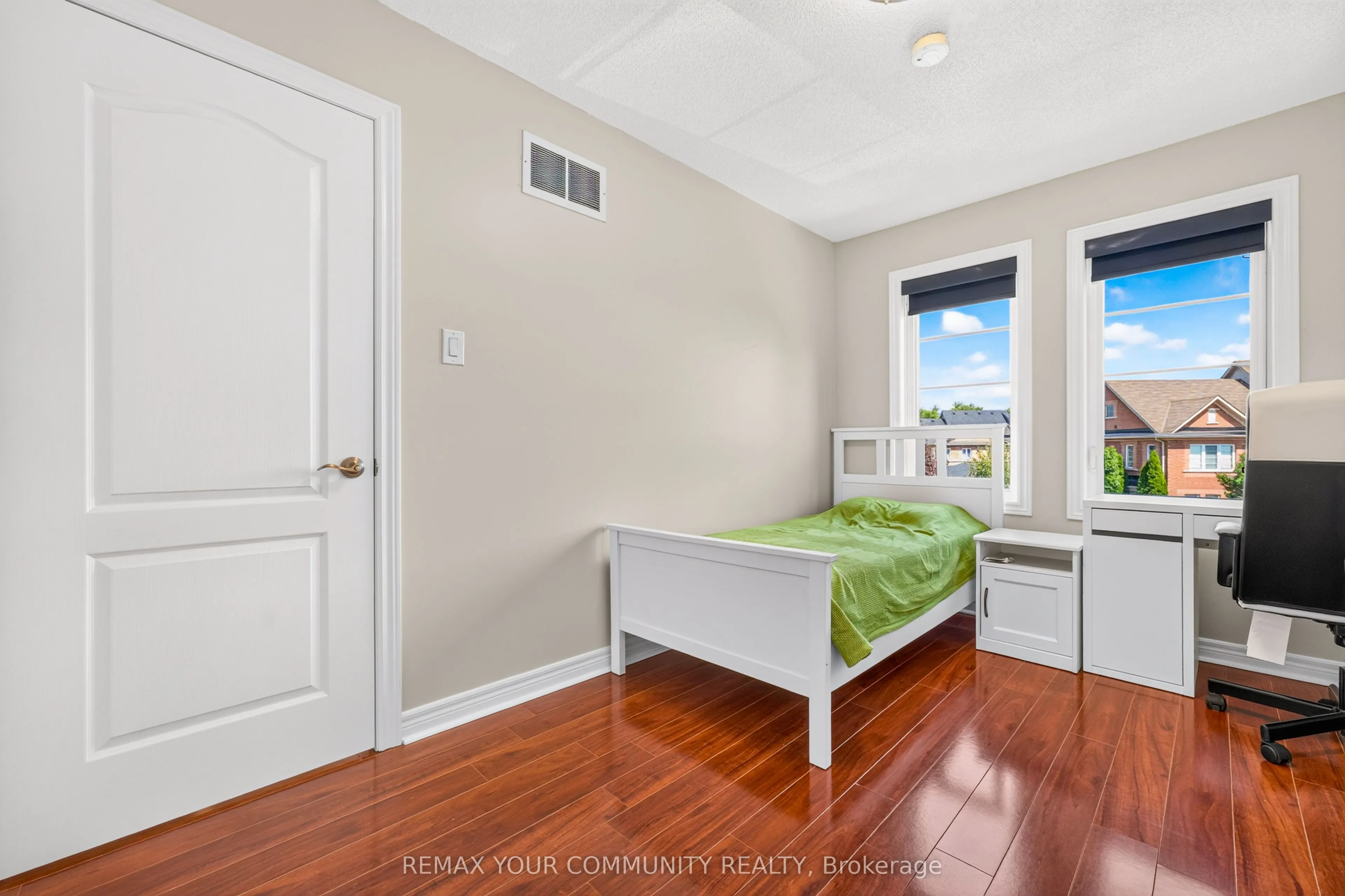 5578 Waterwind Crescent
