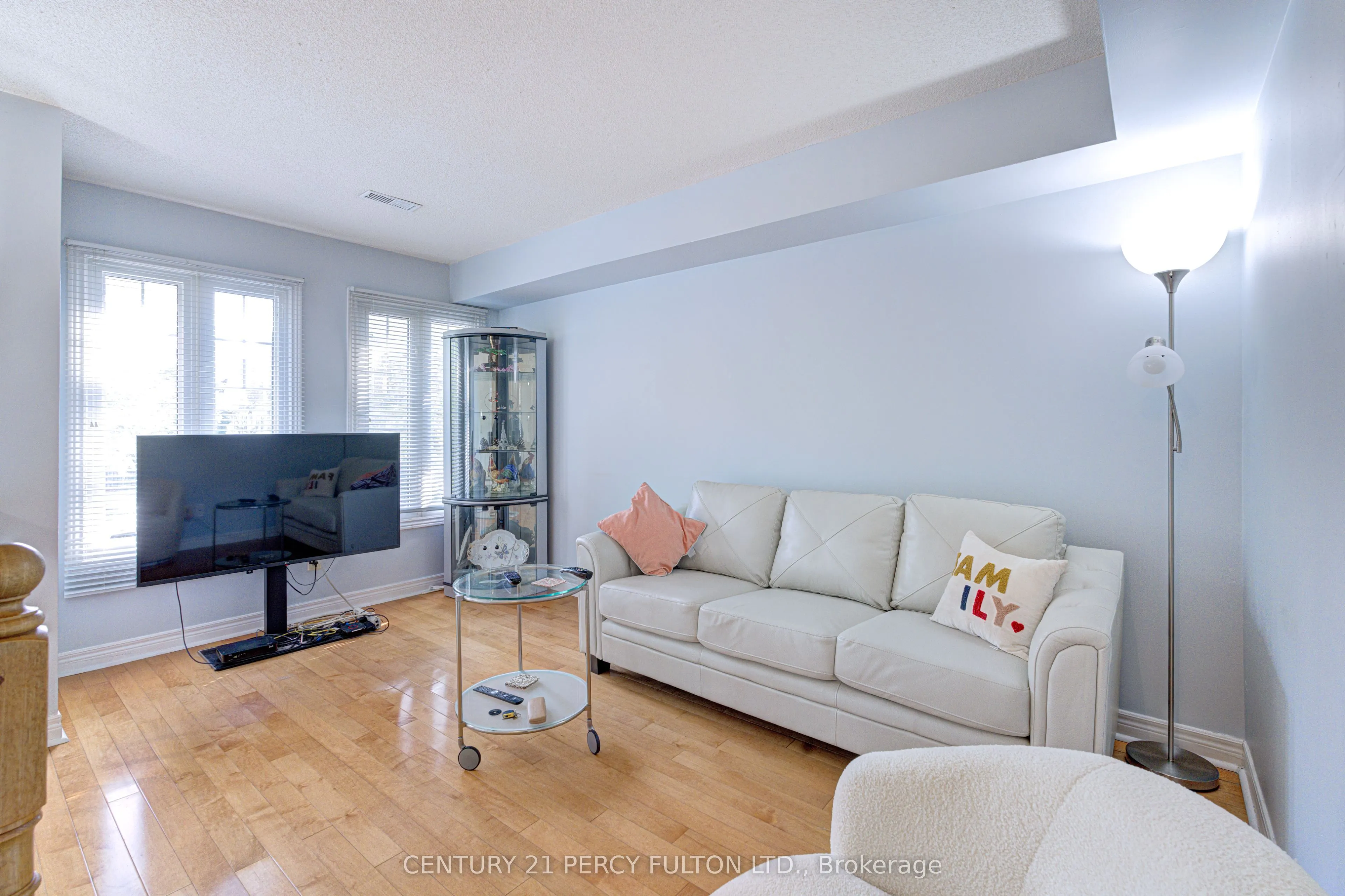 800 Dundas Street W #17
