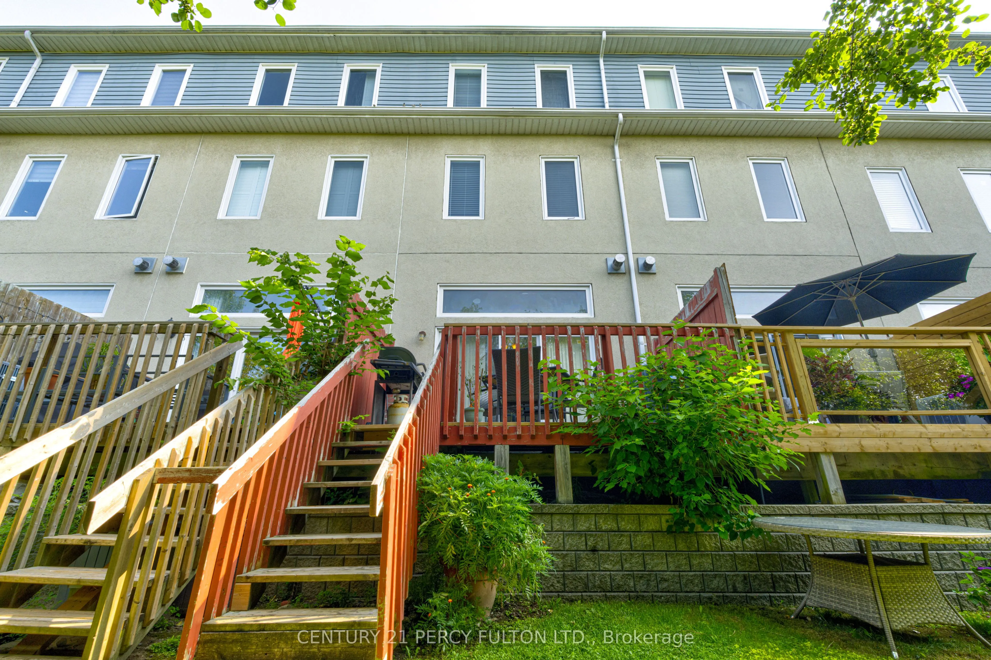 800 Dundas Street W #17