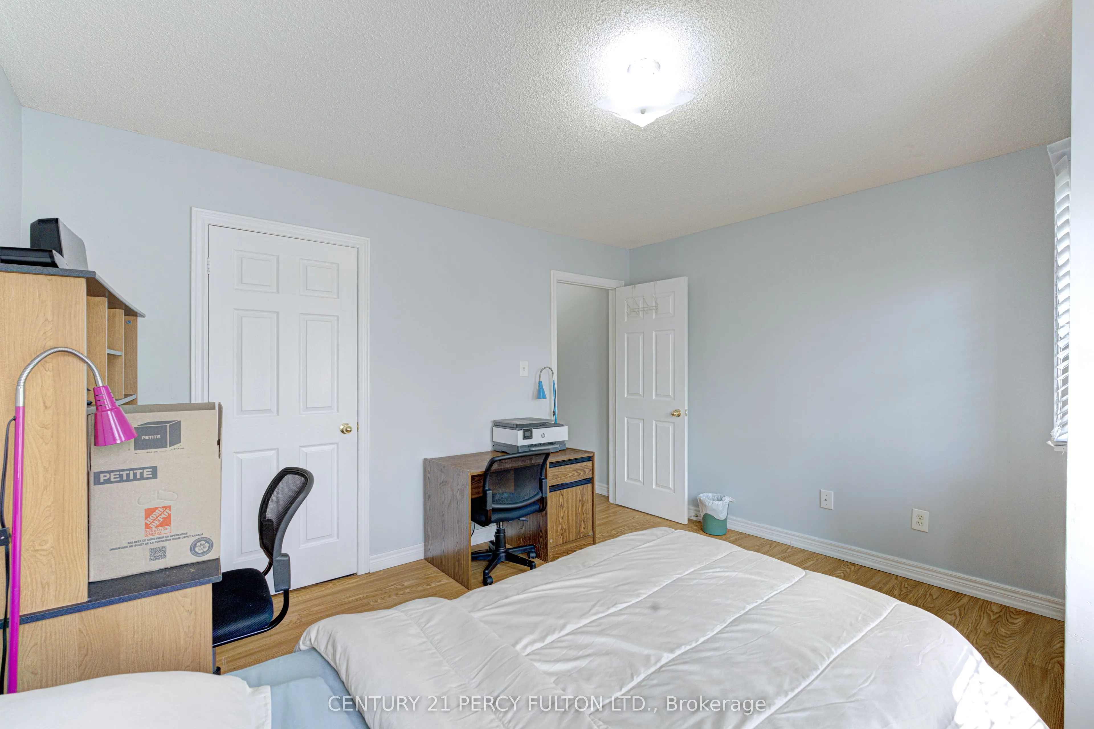 800 Dundas Street W #17
