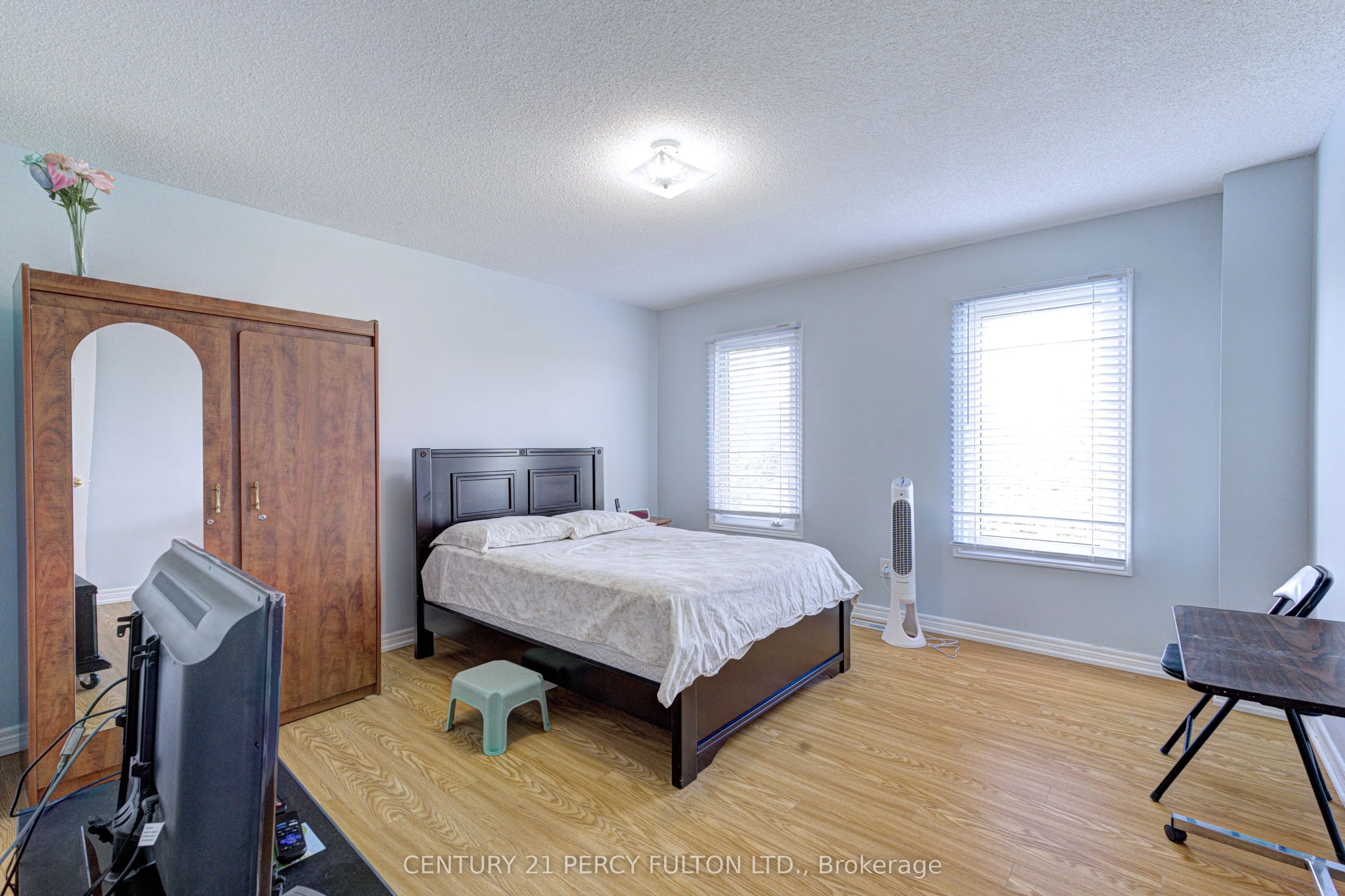 800 Dundas Street W #17