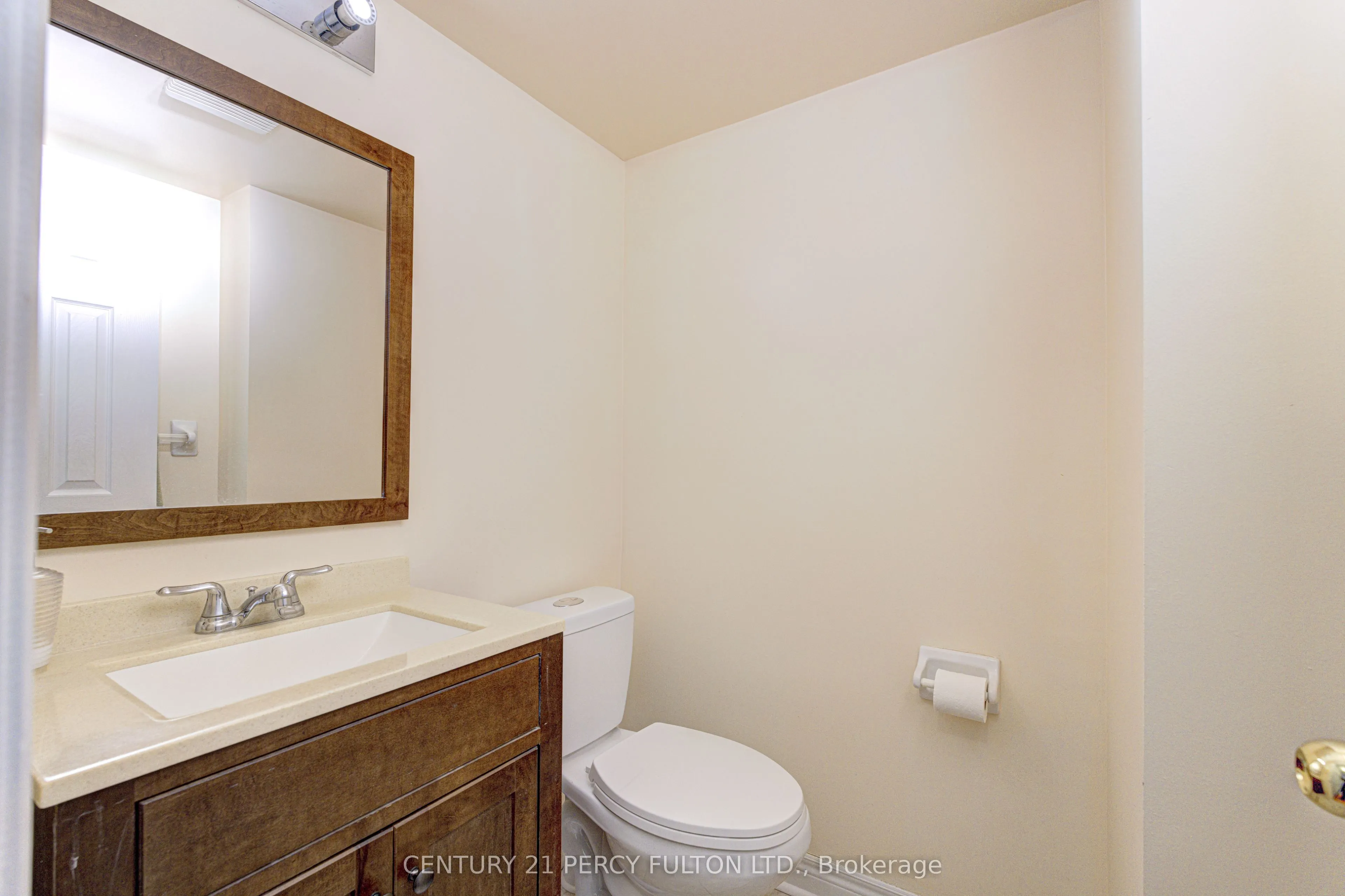 800 Dundas Street W #17