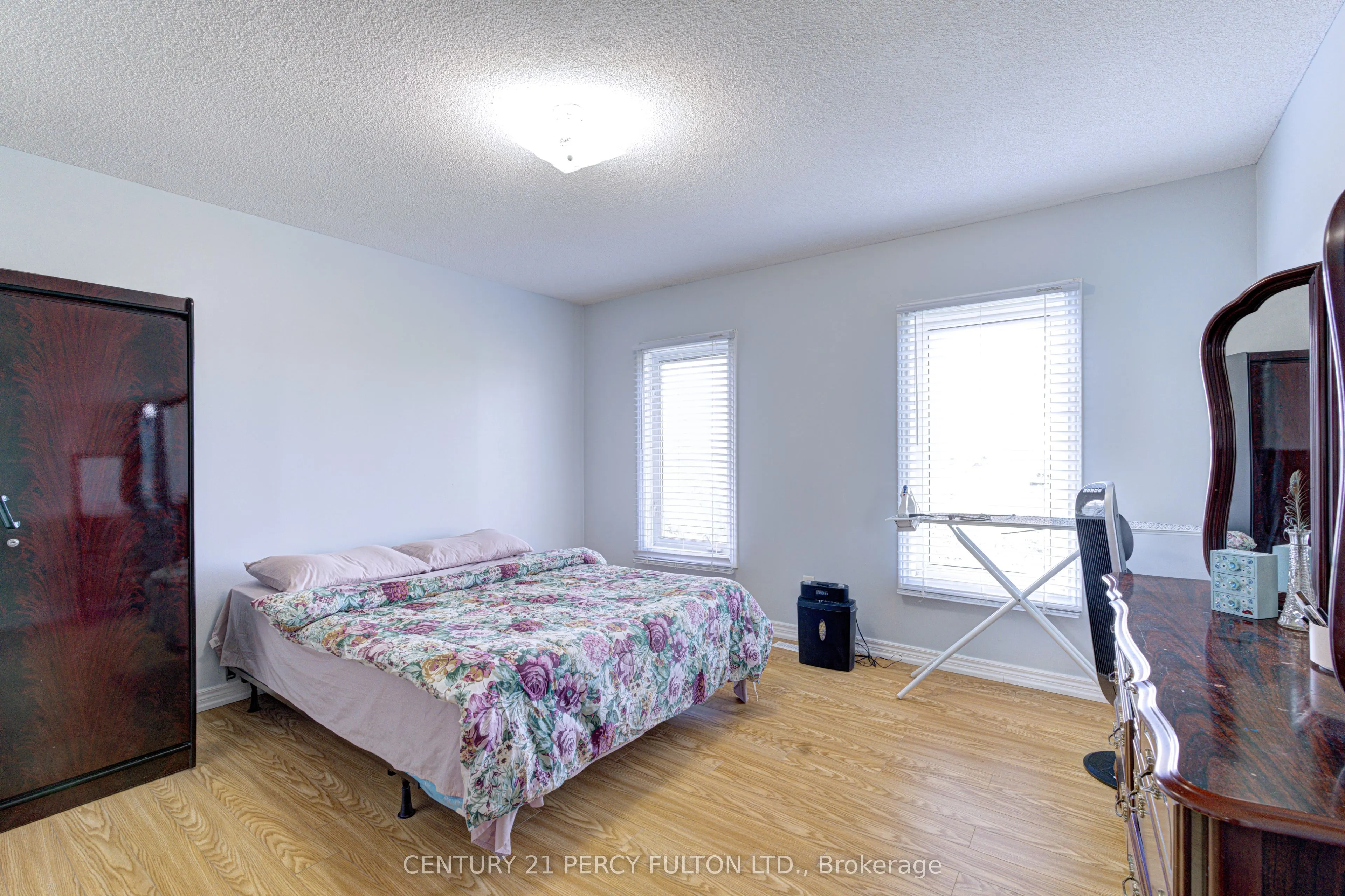 800 Dundas Street W #17