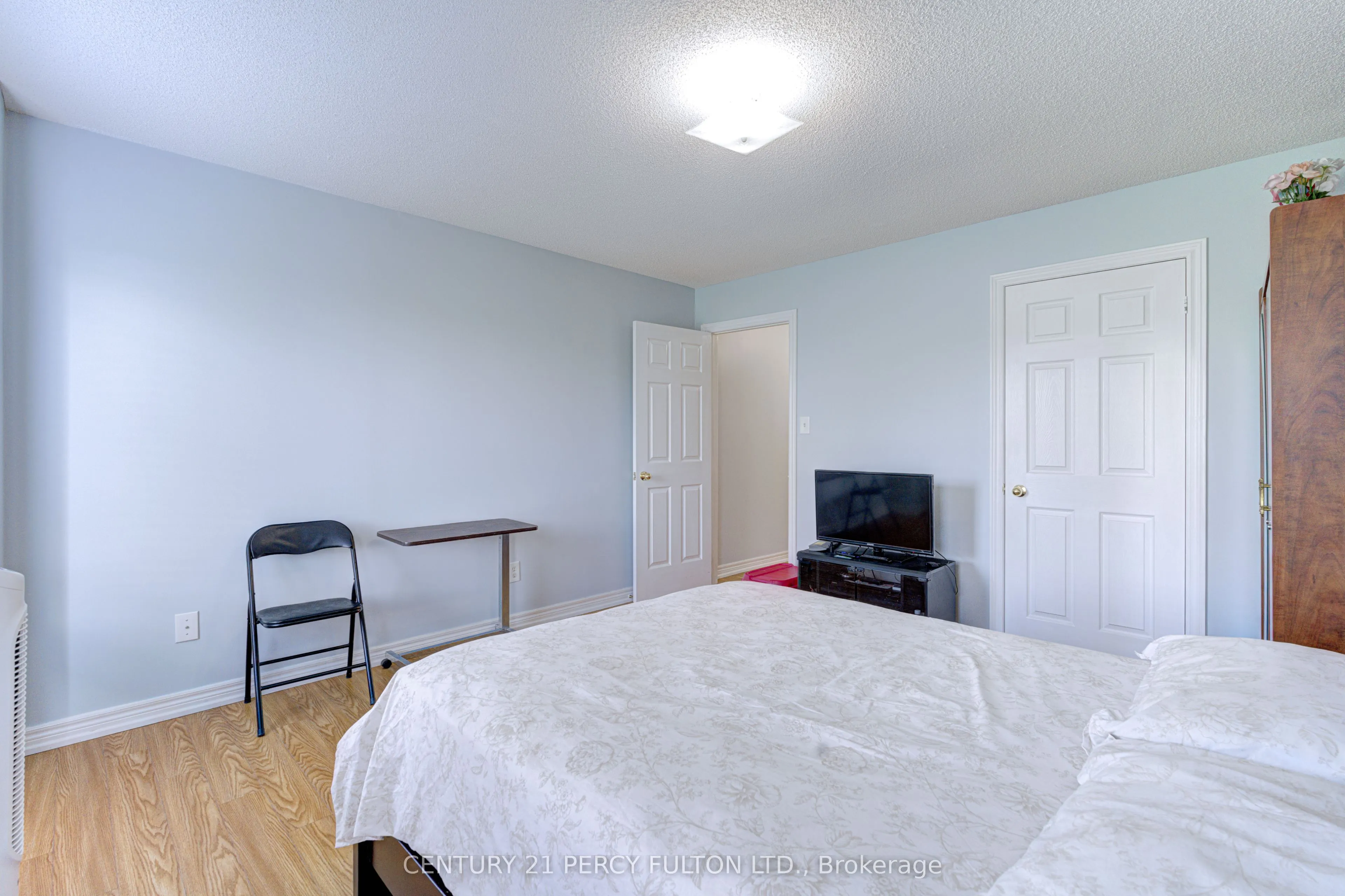 800 Dundas Street W #17