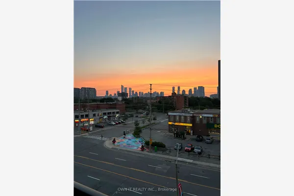 86 Dundas Street E