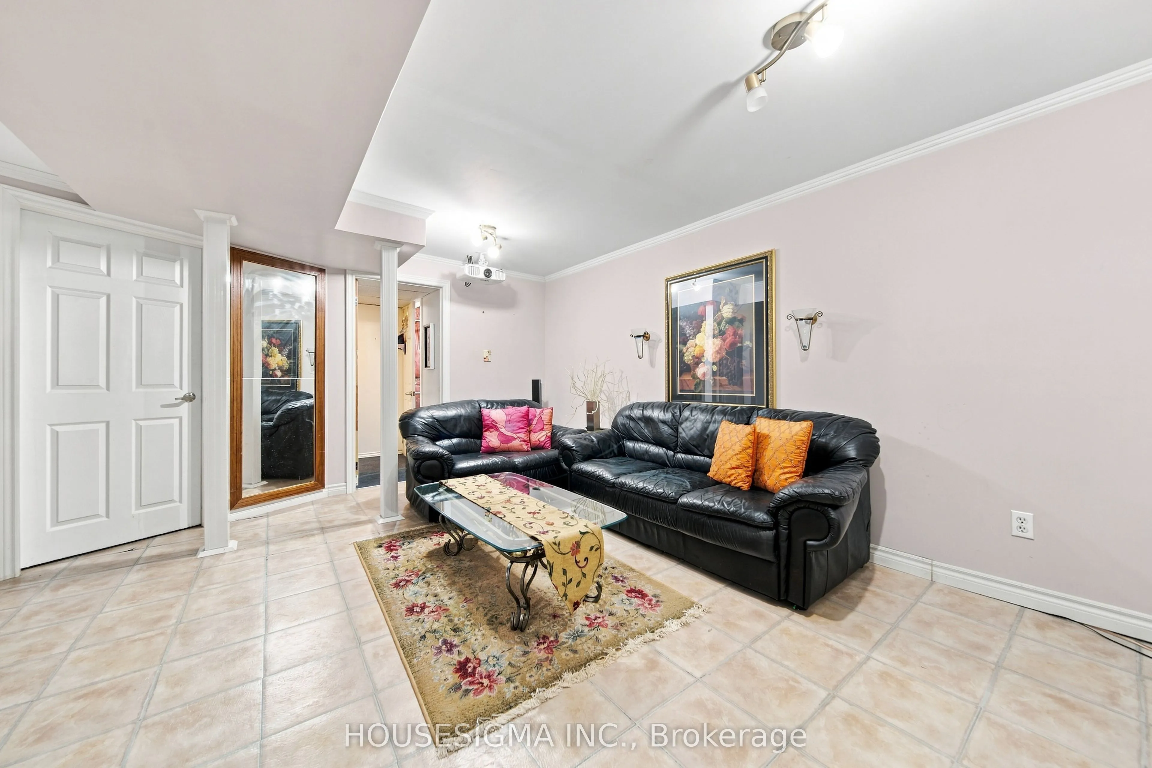 902 Applecroft Circle