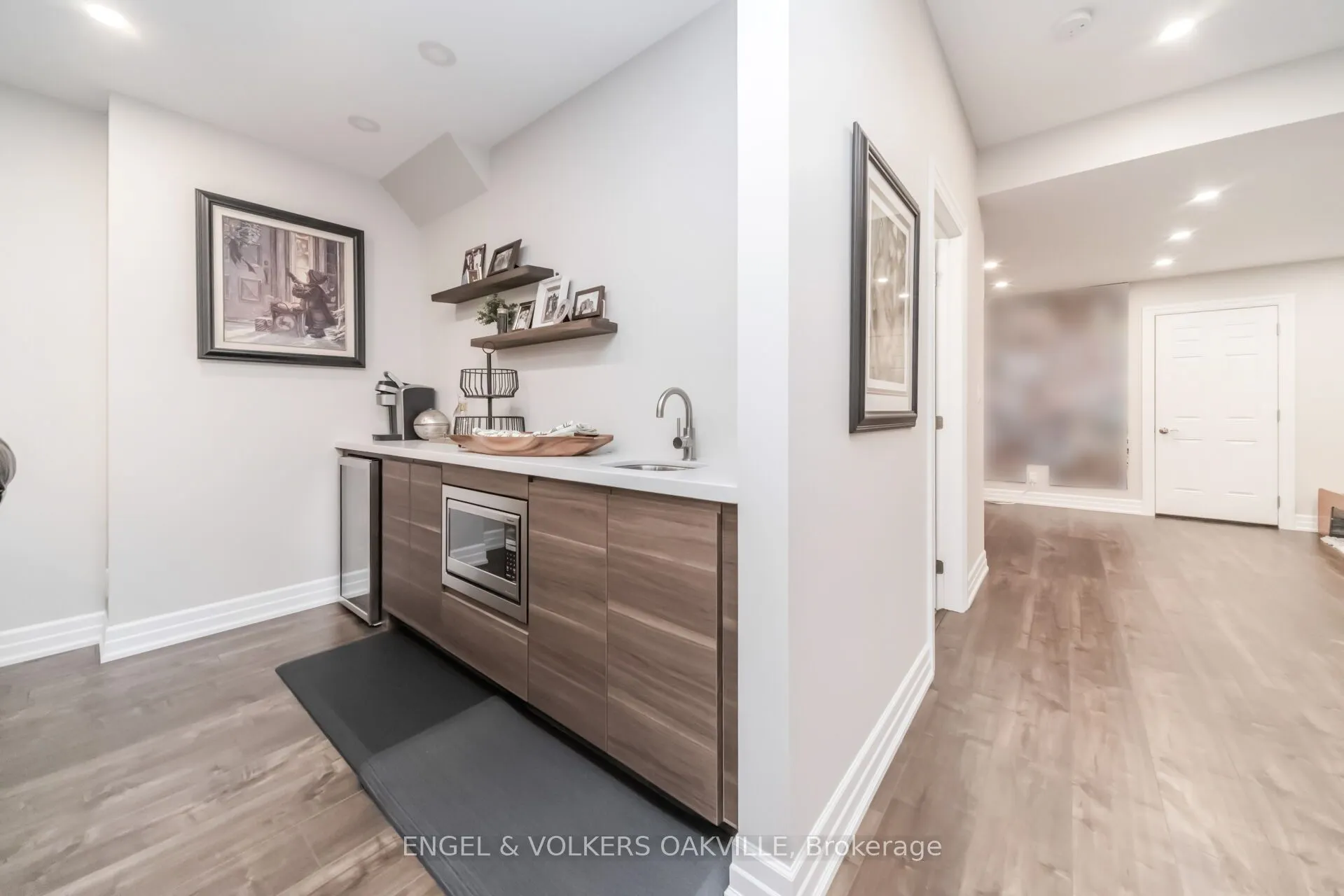 3 Holdroyd Court