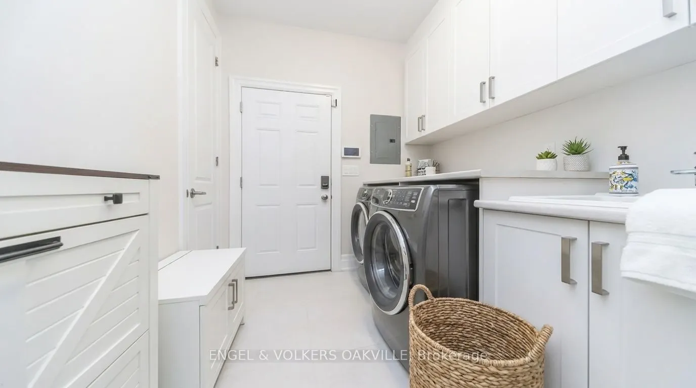 3 Holdroyd Court