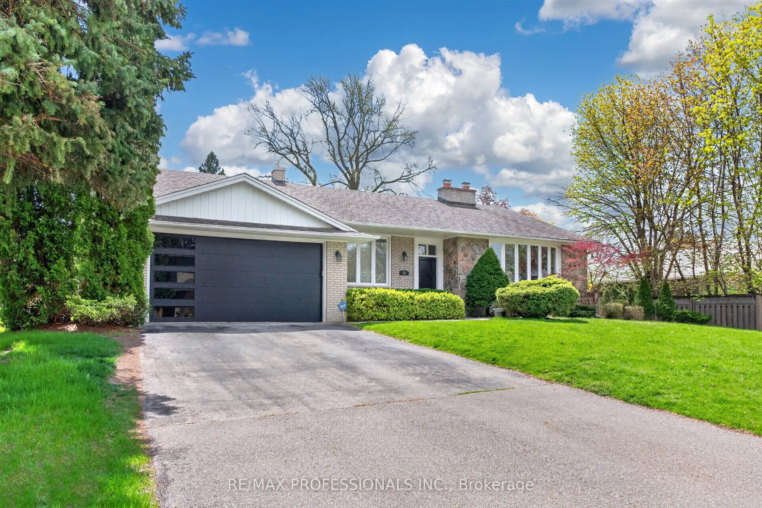 23 Ravensbourne Crescent