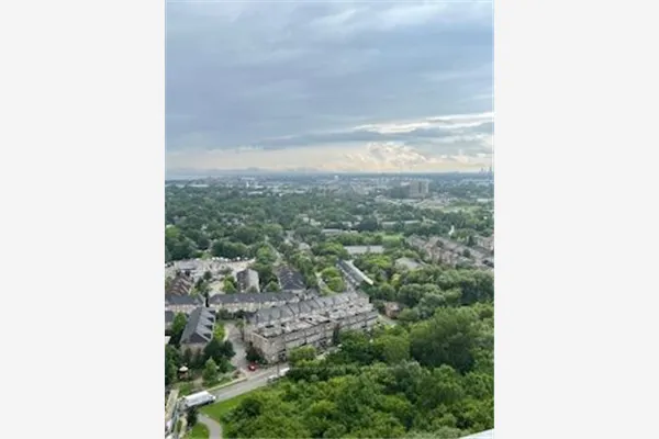 2220 Lakeshore Boulevard W