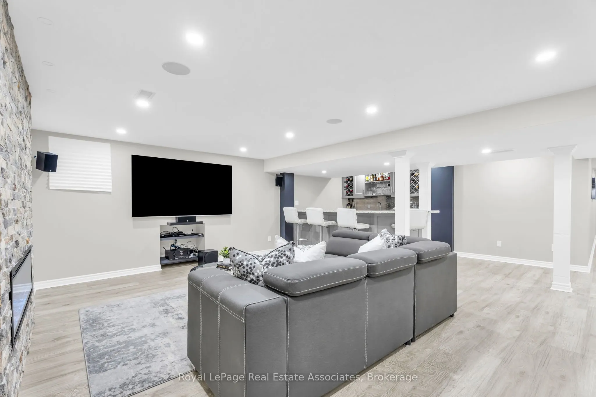 879 Etherington Way