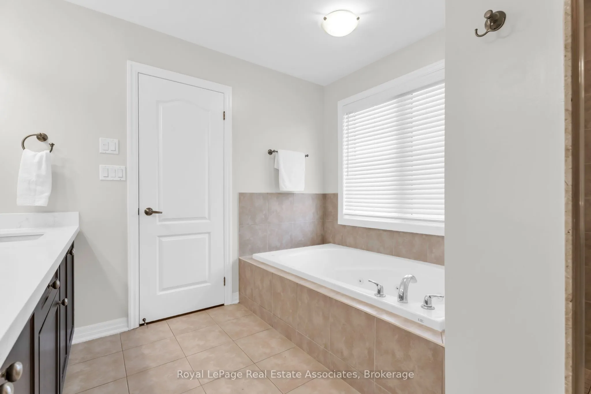 879 Etherington Way