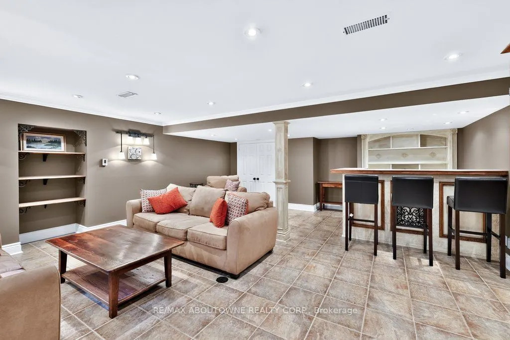 324 Oakridge Court