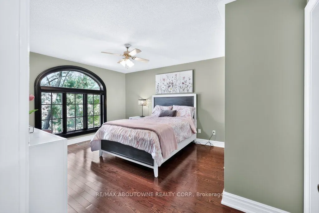 324 Oakridge Court