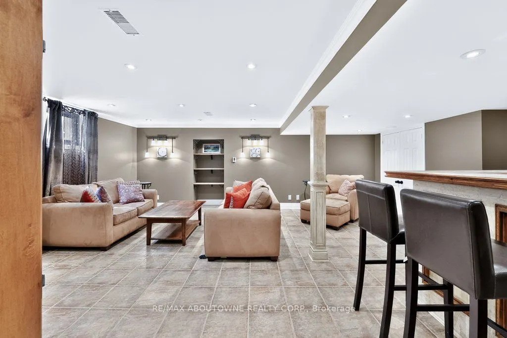 324 Oakridge Court