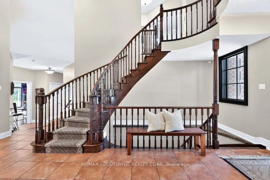 324 Oakridge Court