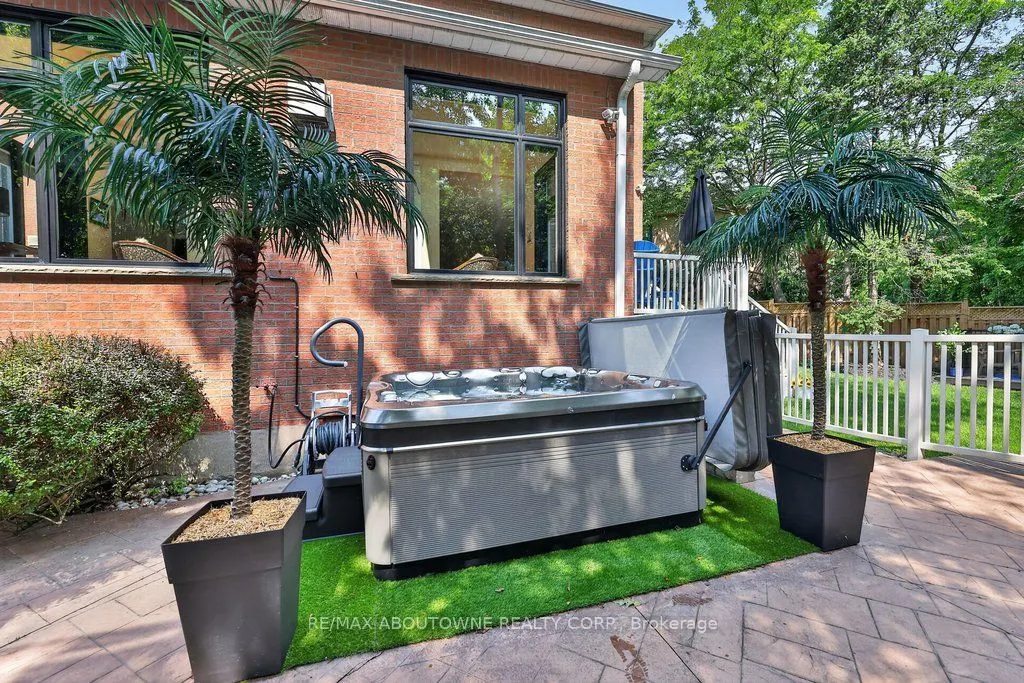 324 Oakridge Court