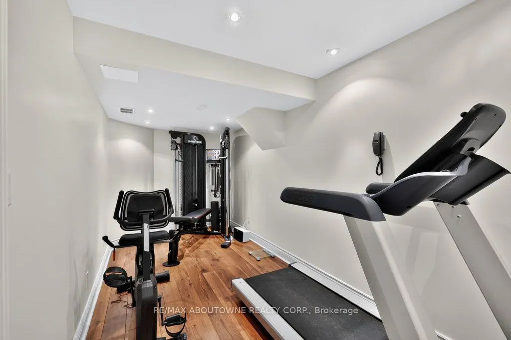 324 Oakridge Court