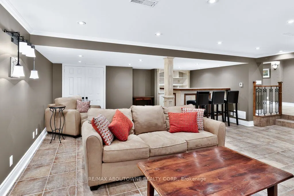 324 Oakridge Court