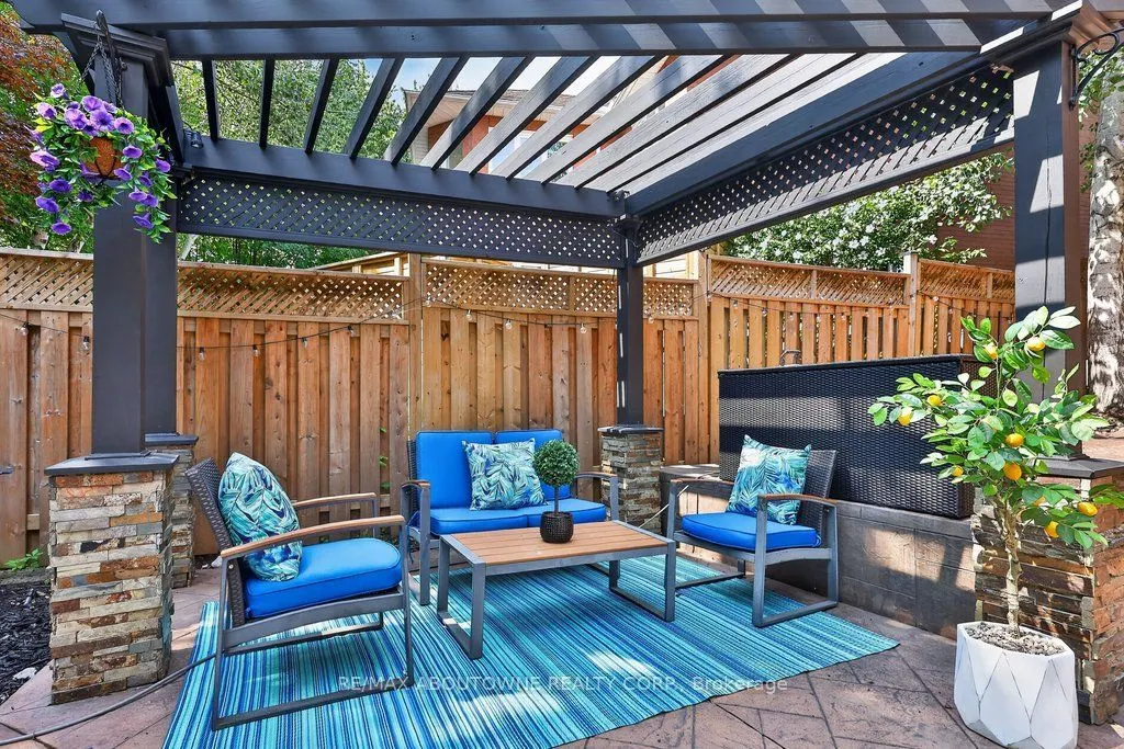 324 Oakridge Court