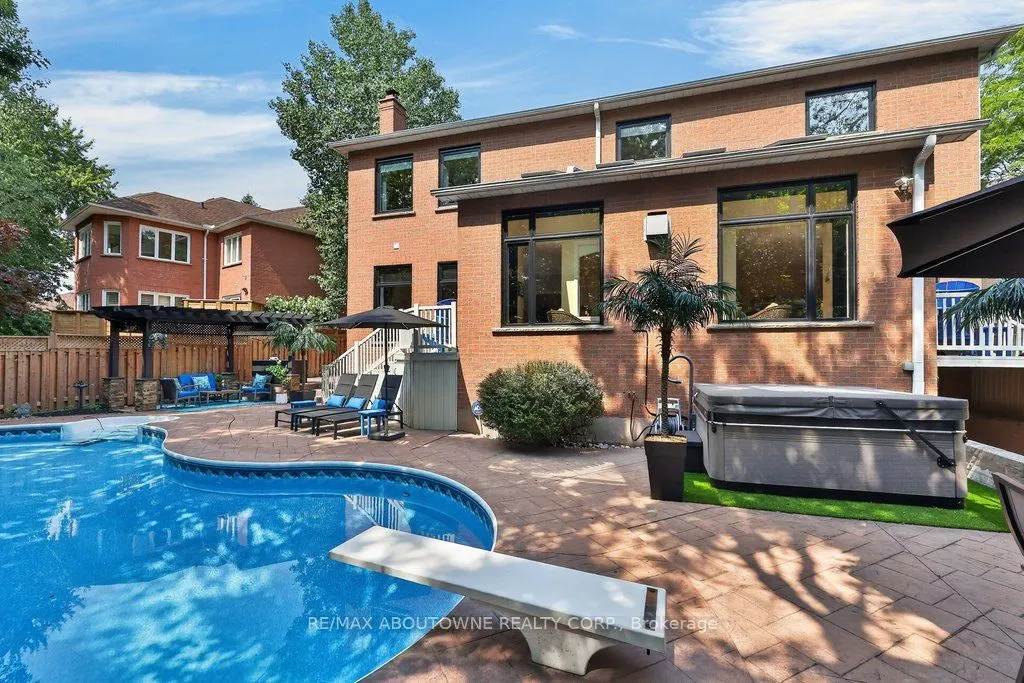 324 Oakridge Court