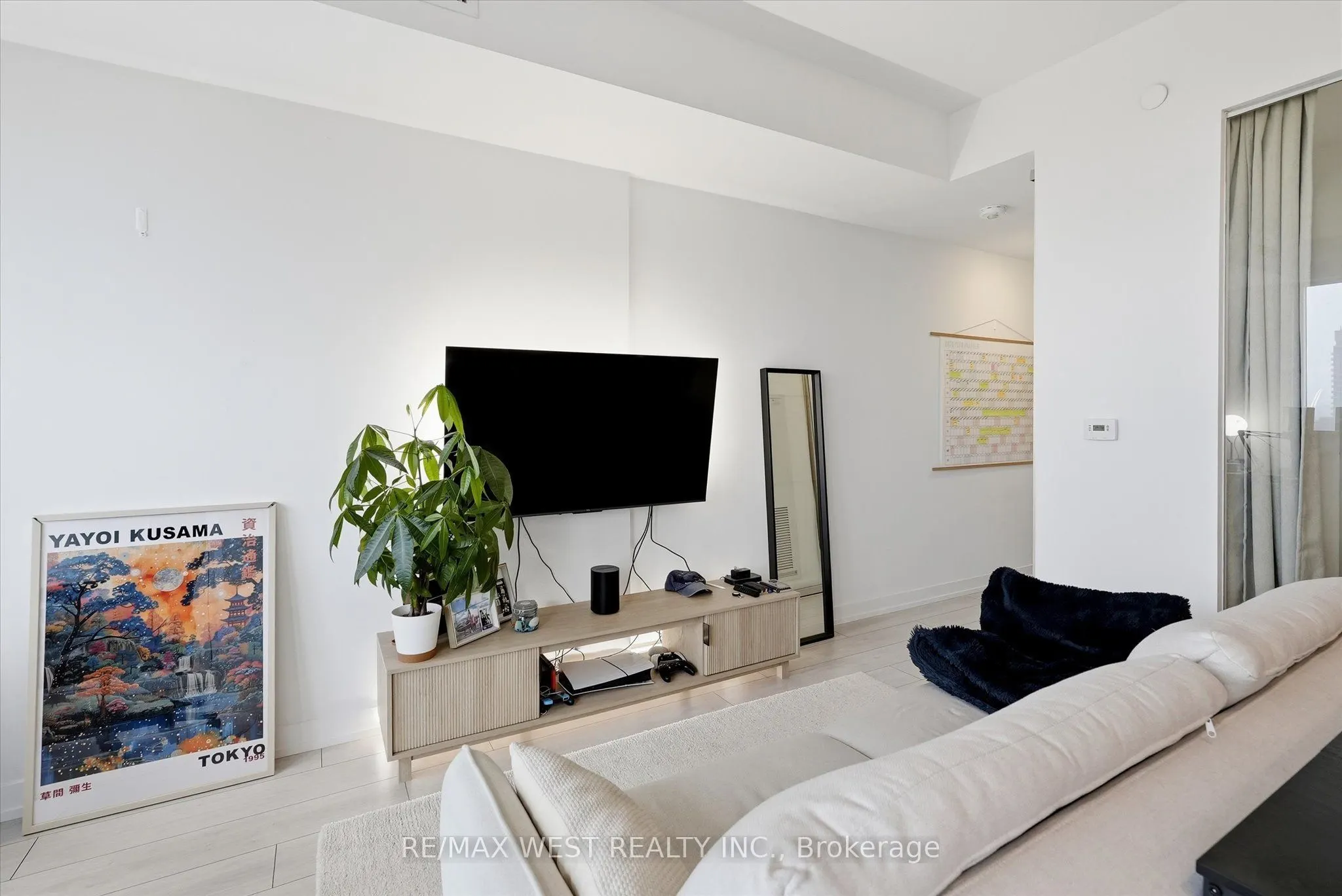 270 Dufferin Street #819