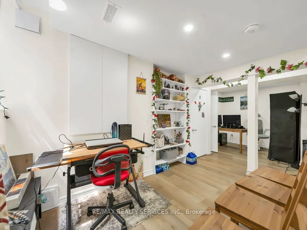3079 Bartholomew Crescent