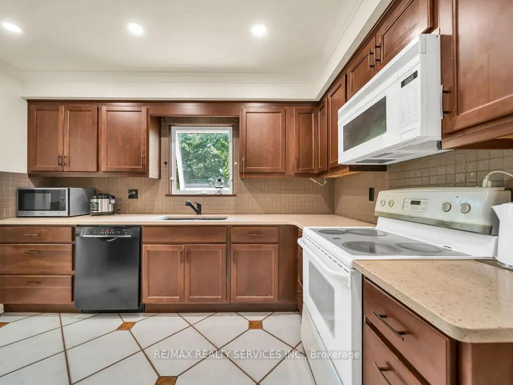 3079 Bartholomew Crescent