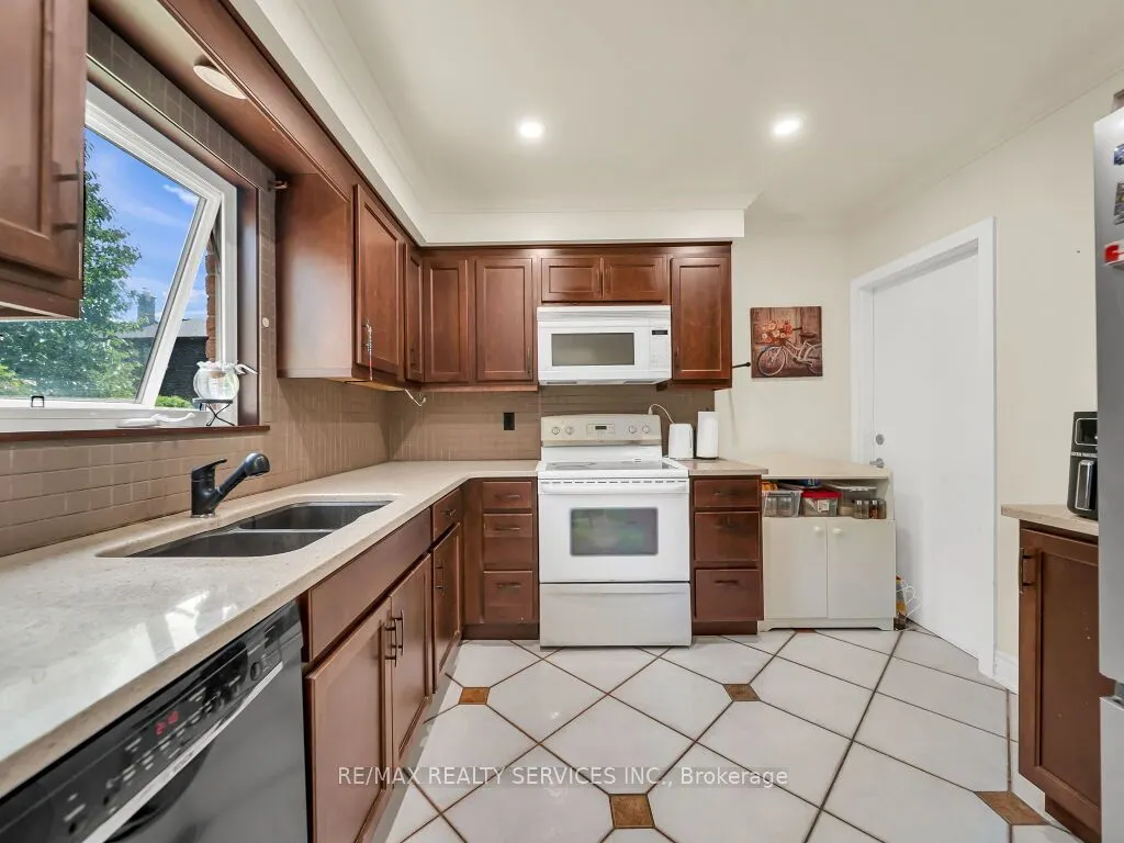 3079 Bartholomew Crescent