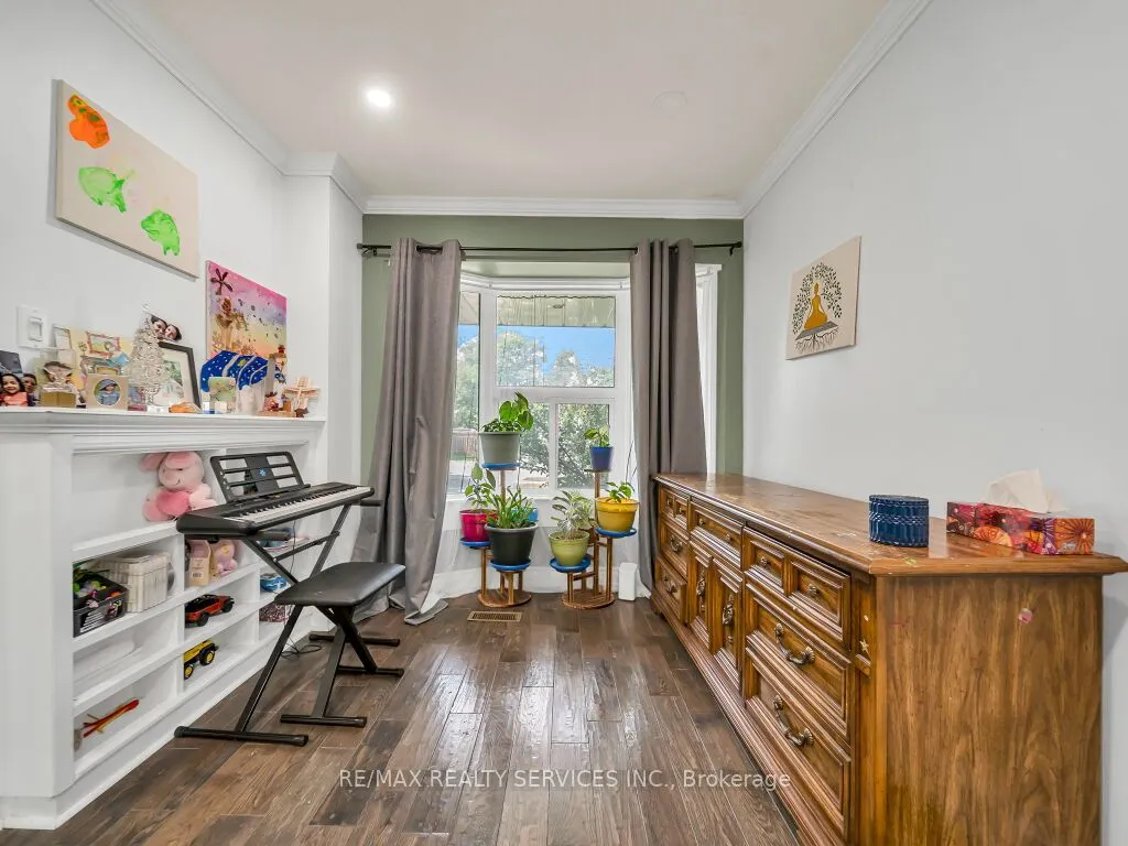 3079 Bartholomew Crescent