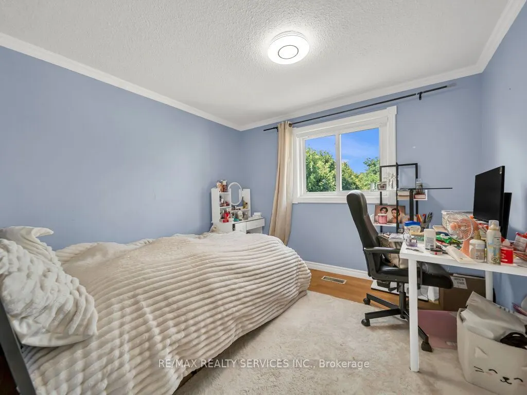 3079 Bartholomew Crescent
