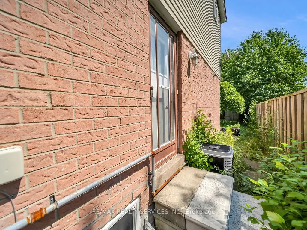 3079 Bartholomew Crescent