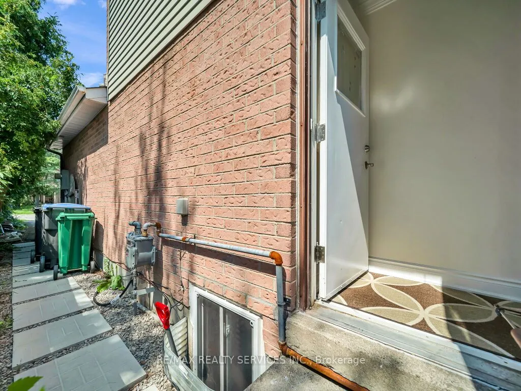 3079 Bartholomew Crescent