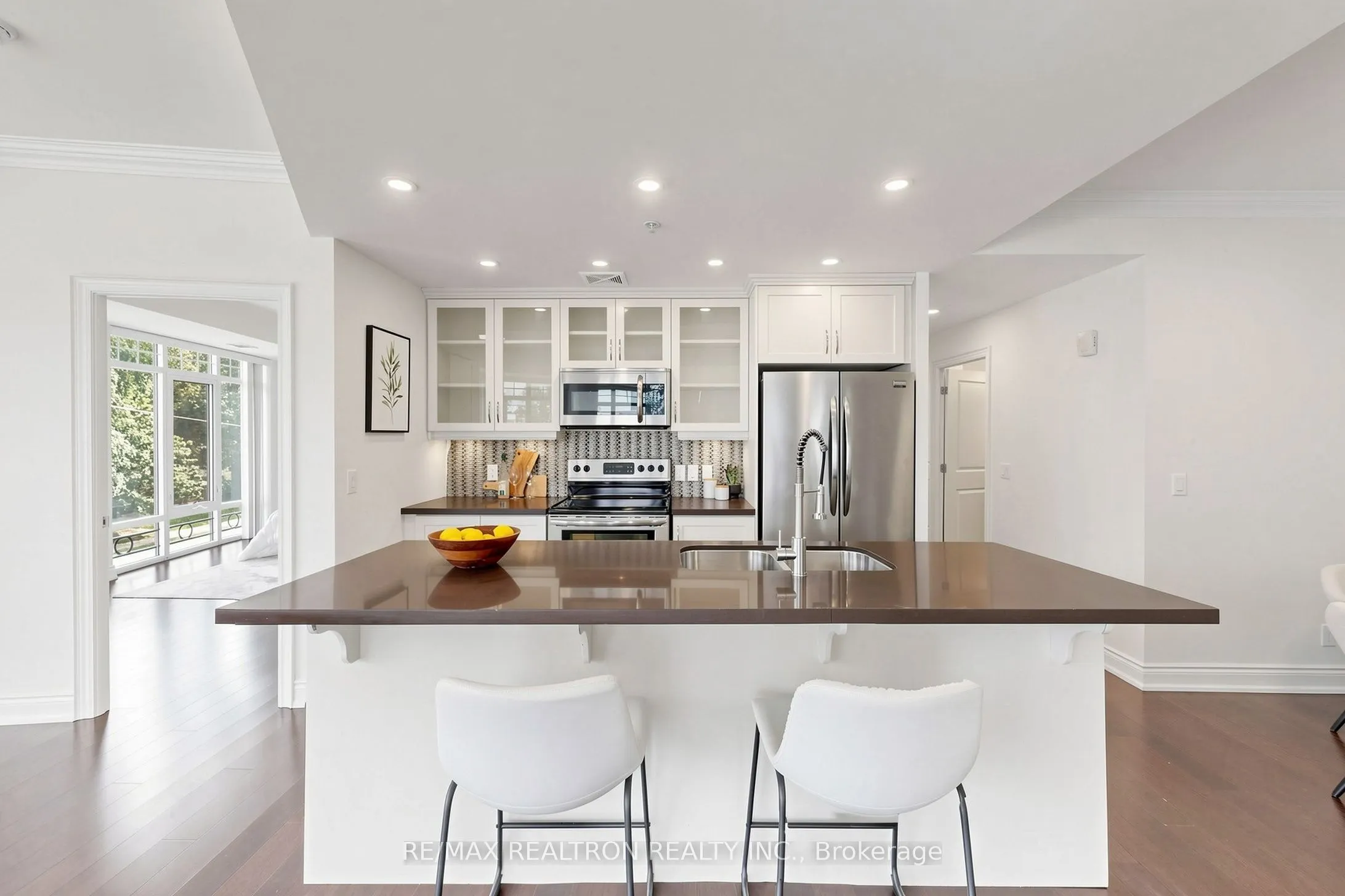 205 Lakeshore Road W #201