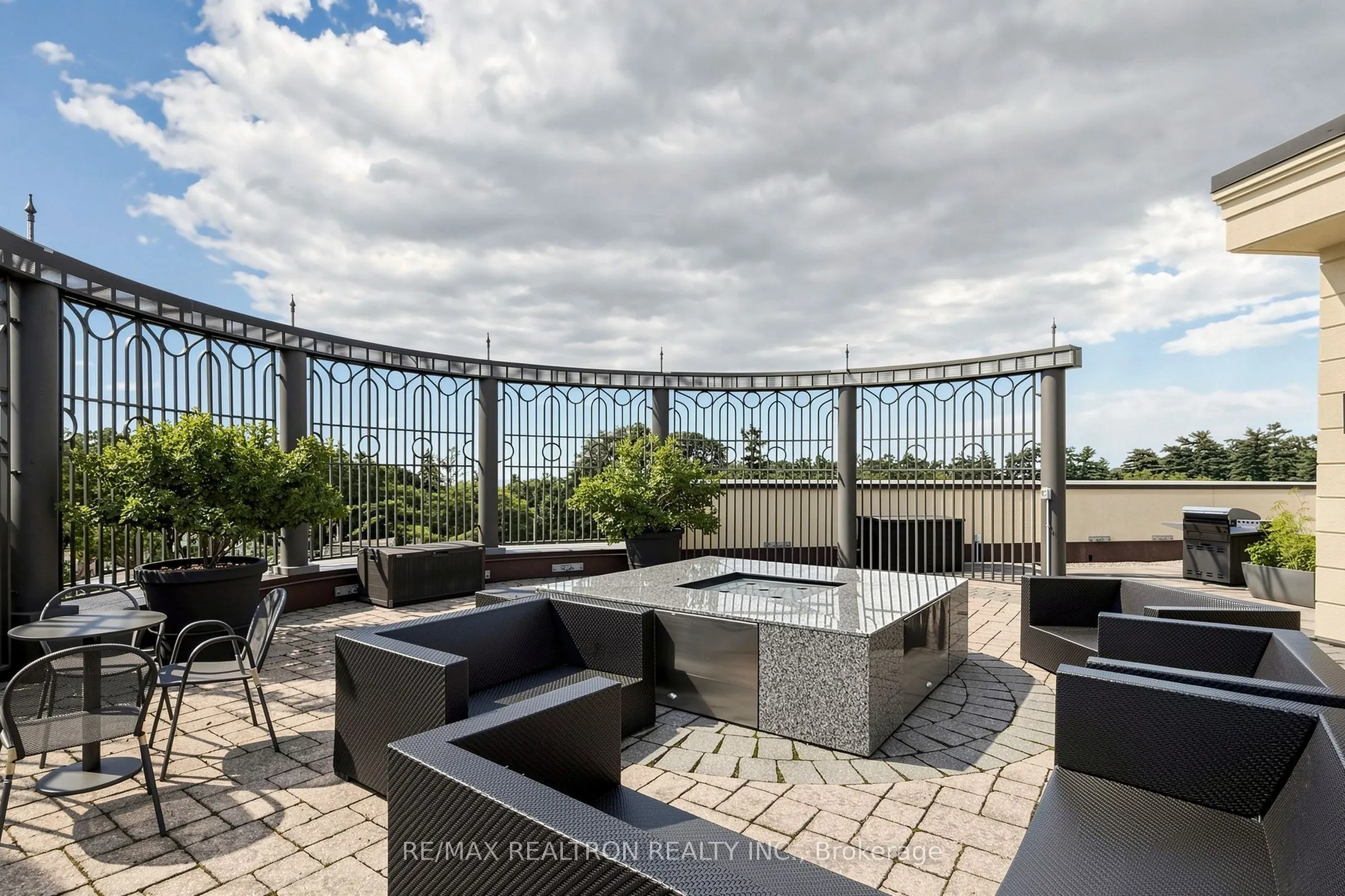 205 Lakeshore Road W #201