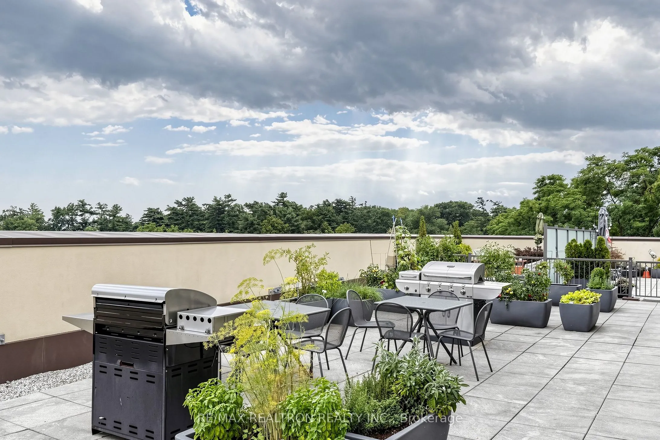 205 Lakeshore Road W #201