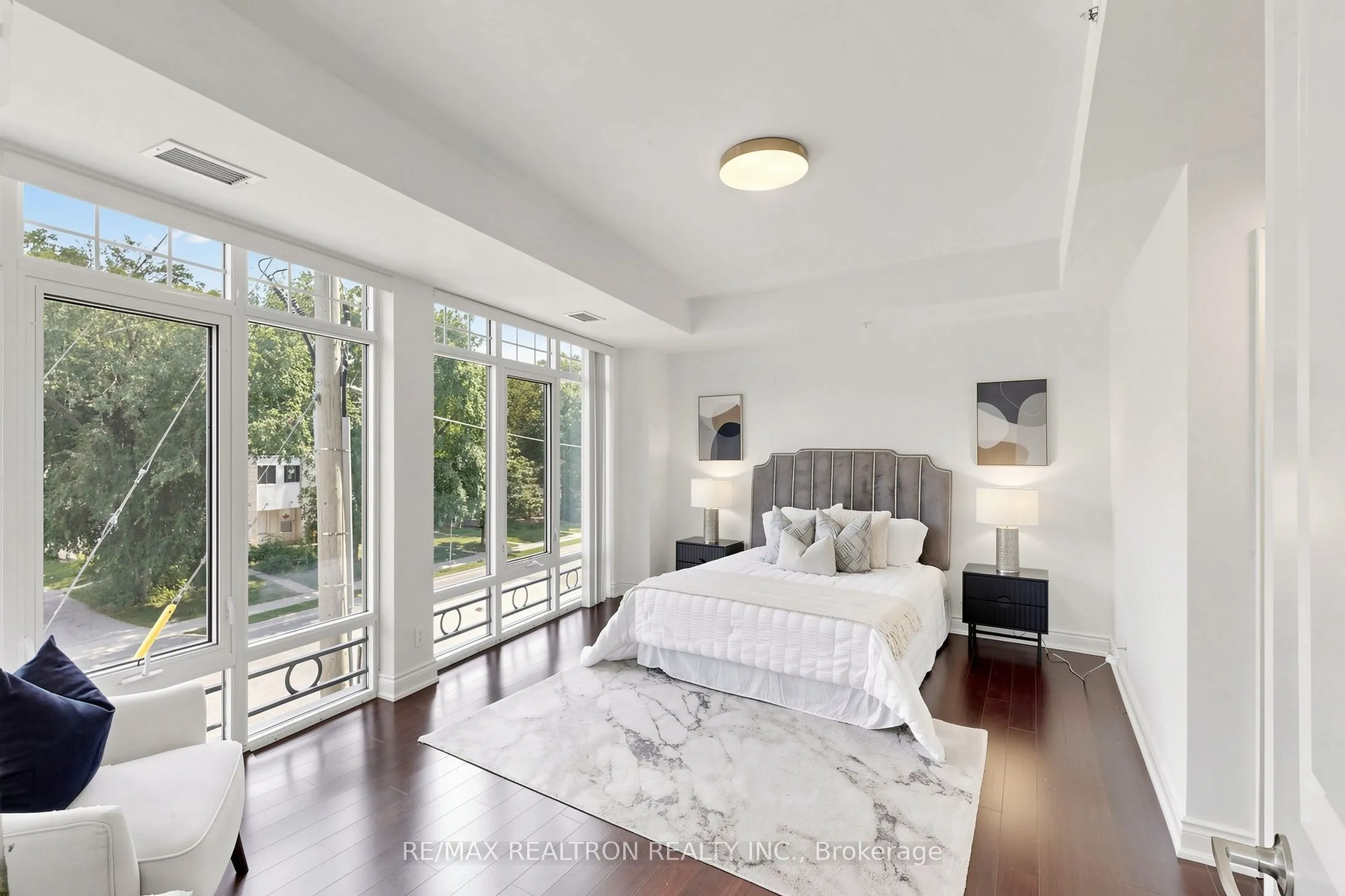205 Lakeshore Road W #201