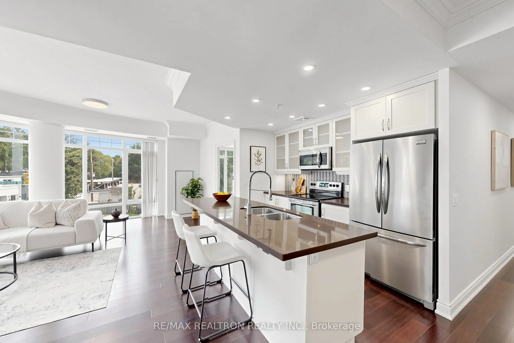 205 Lakeshore Road W #201