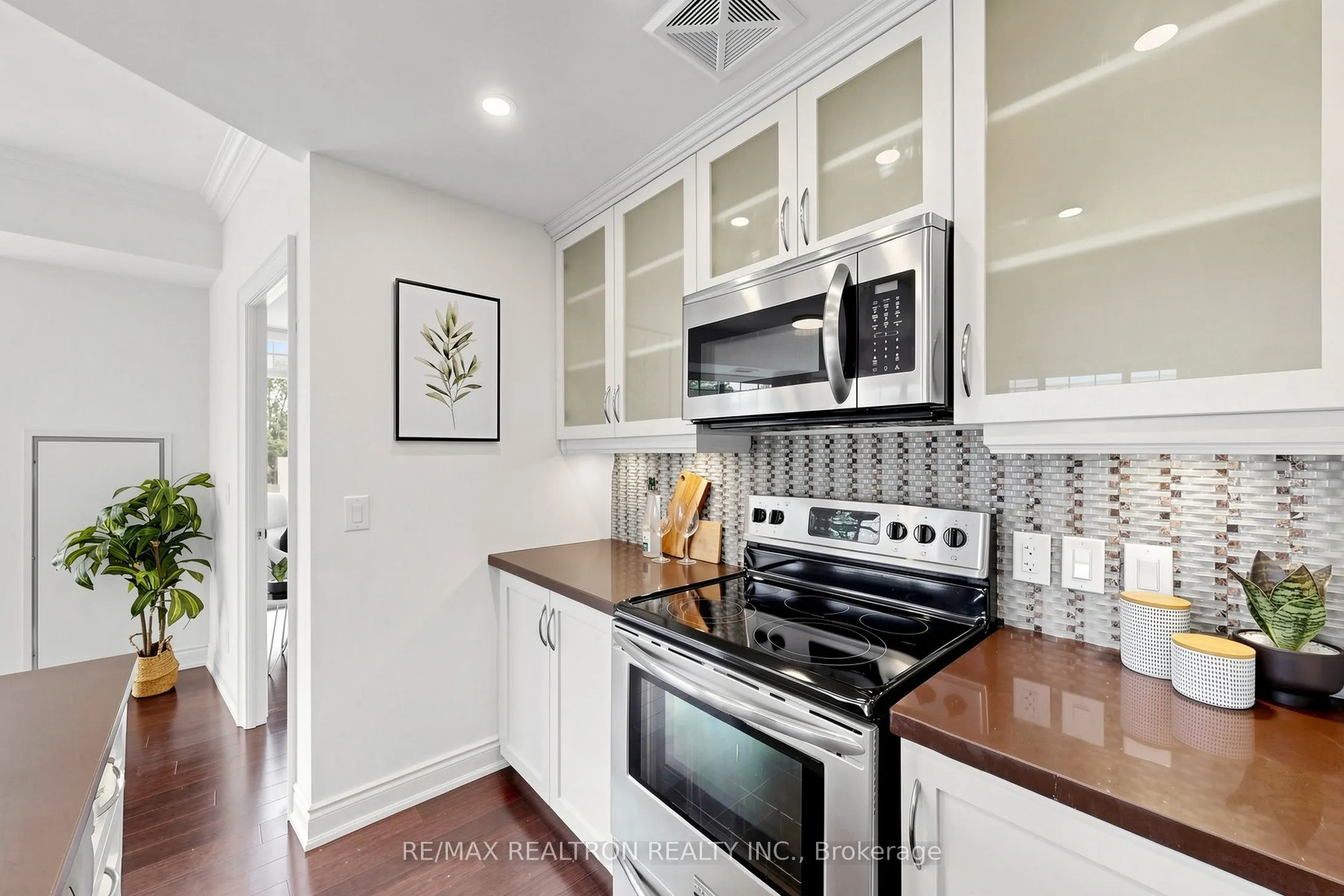 205 Lakeshore Road W #201