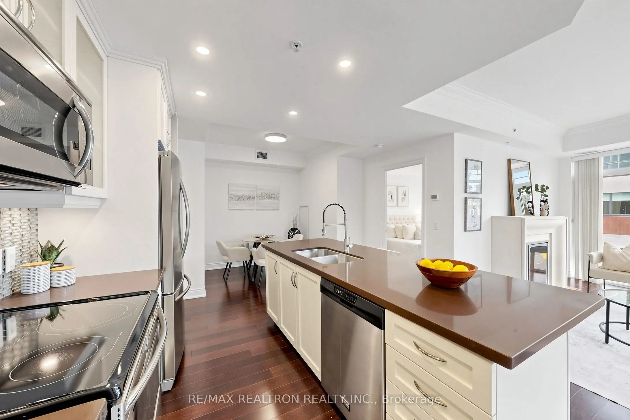 205 Lakeshore Road W #201