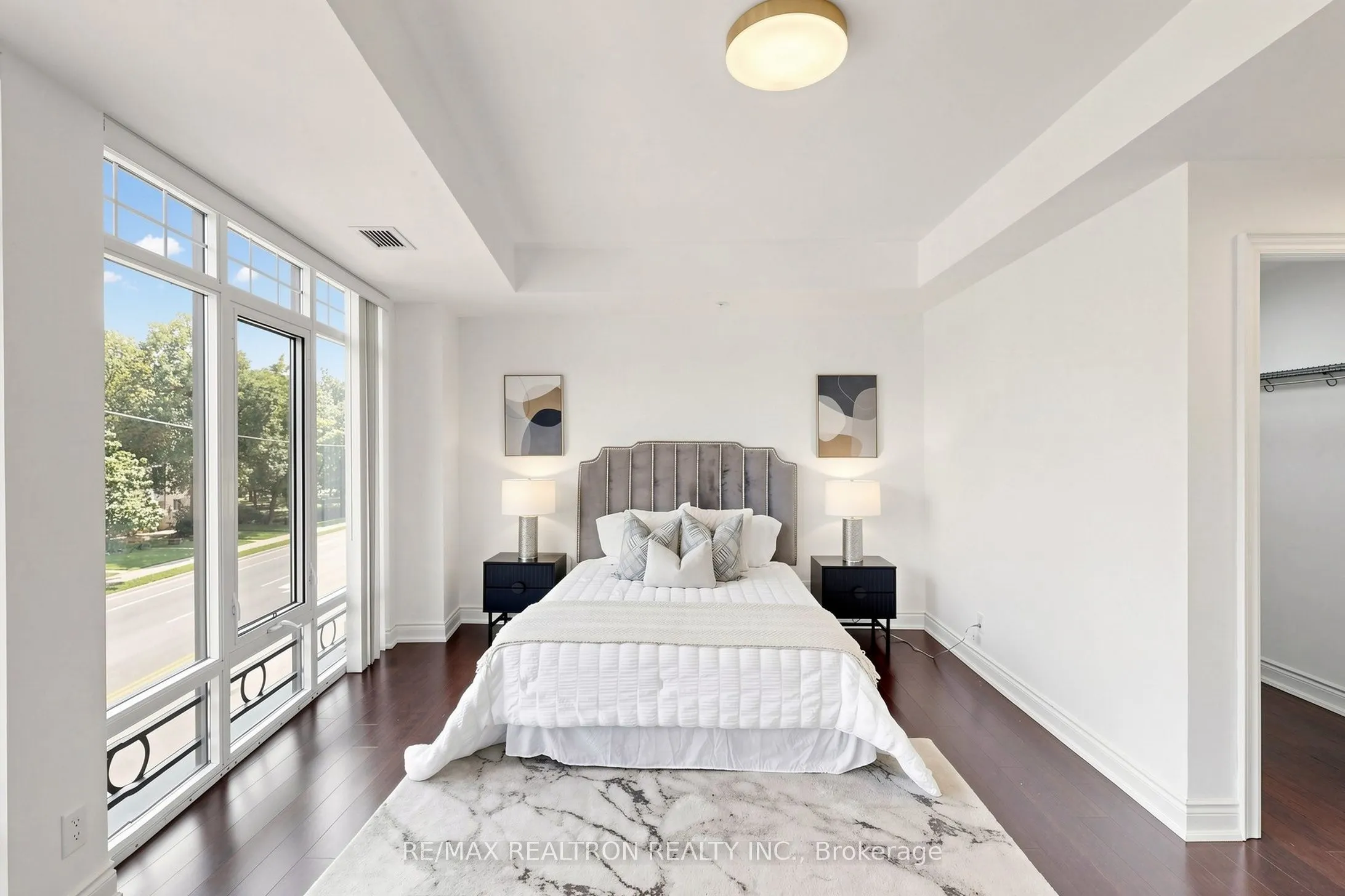205 Lakeshore Road W #201