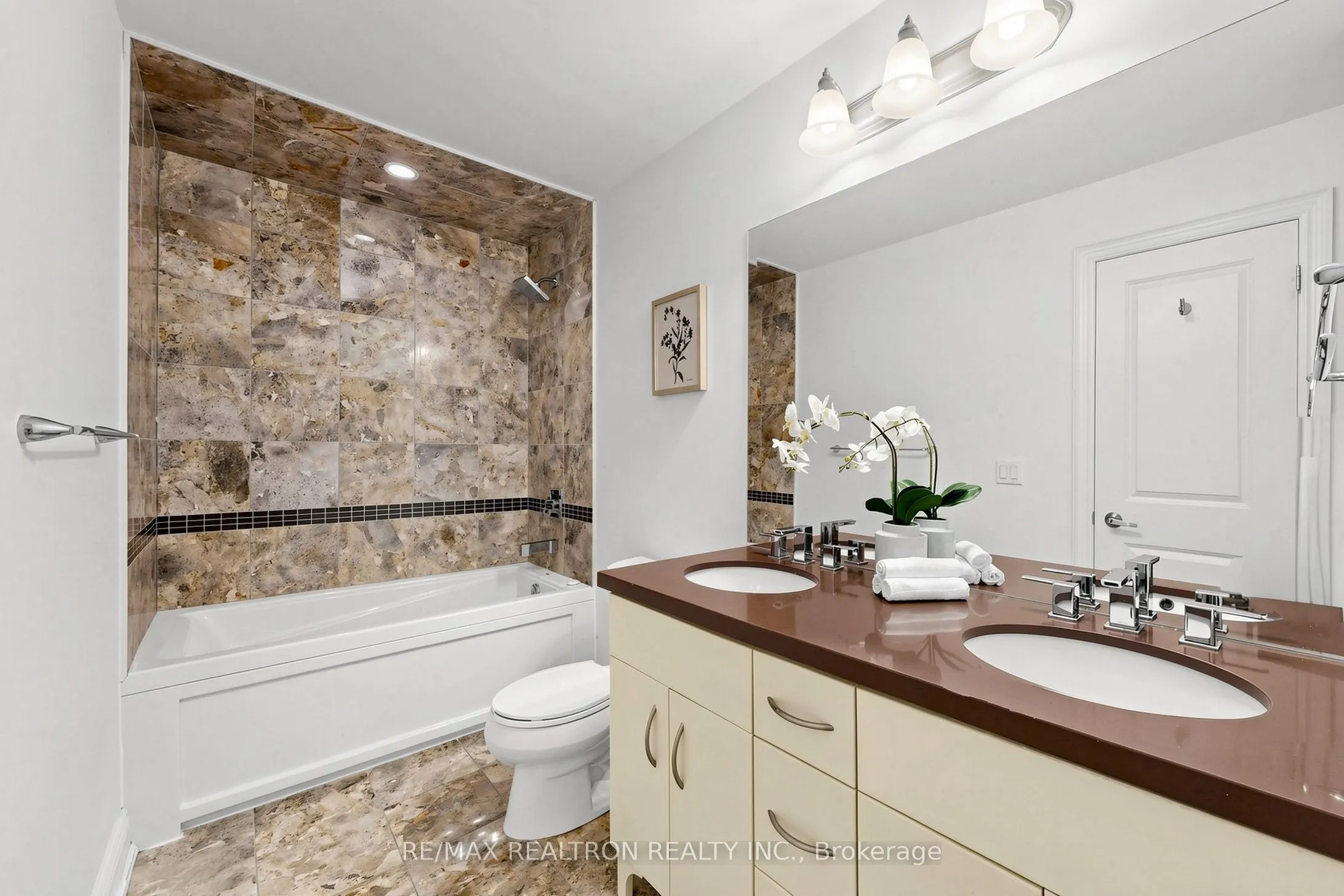 205 Lakeshore Road W #201