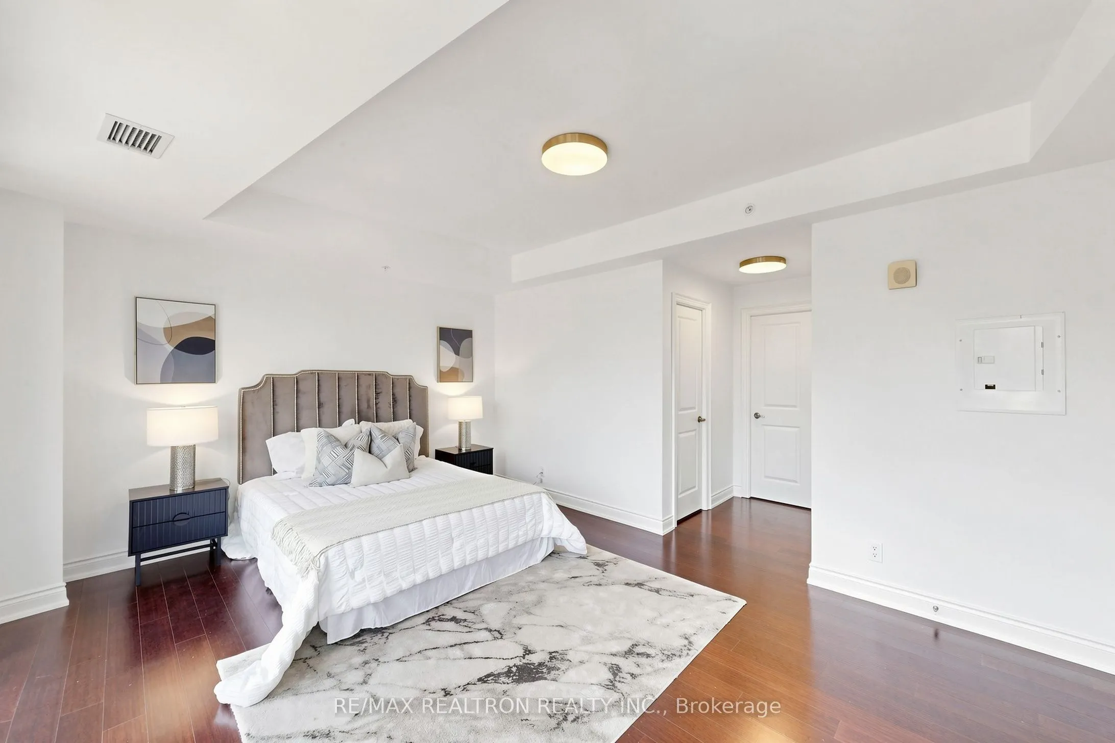 205 Lakeshore Road W #201