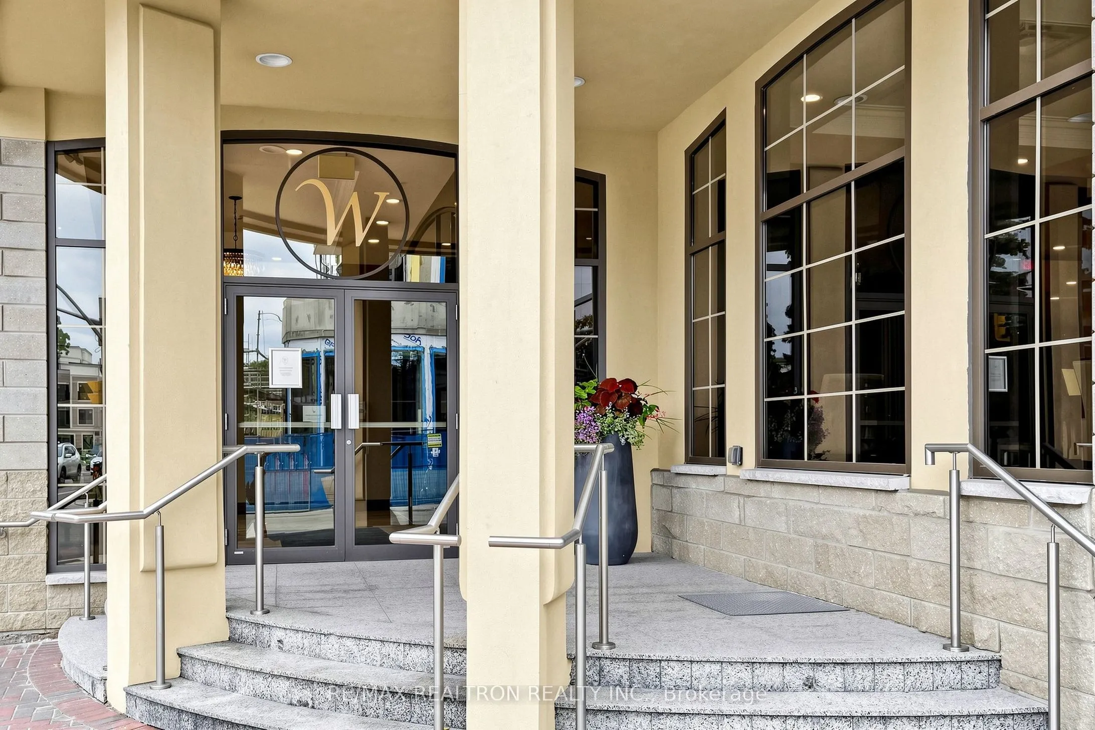 205 Lakeshore Road W #201