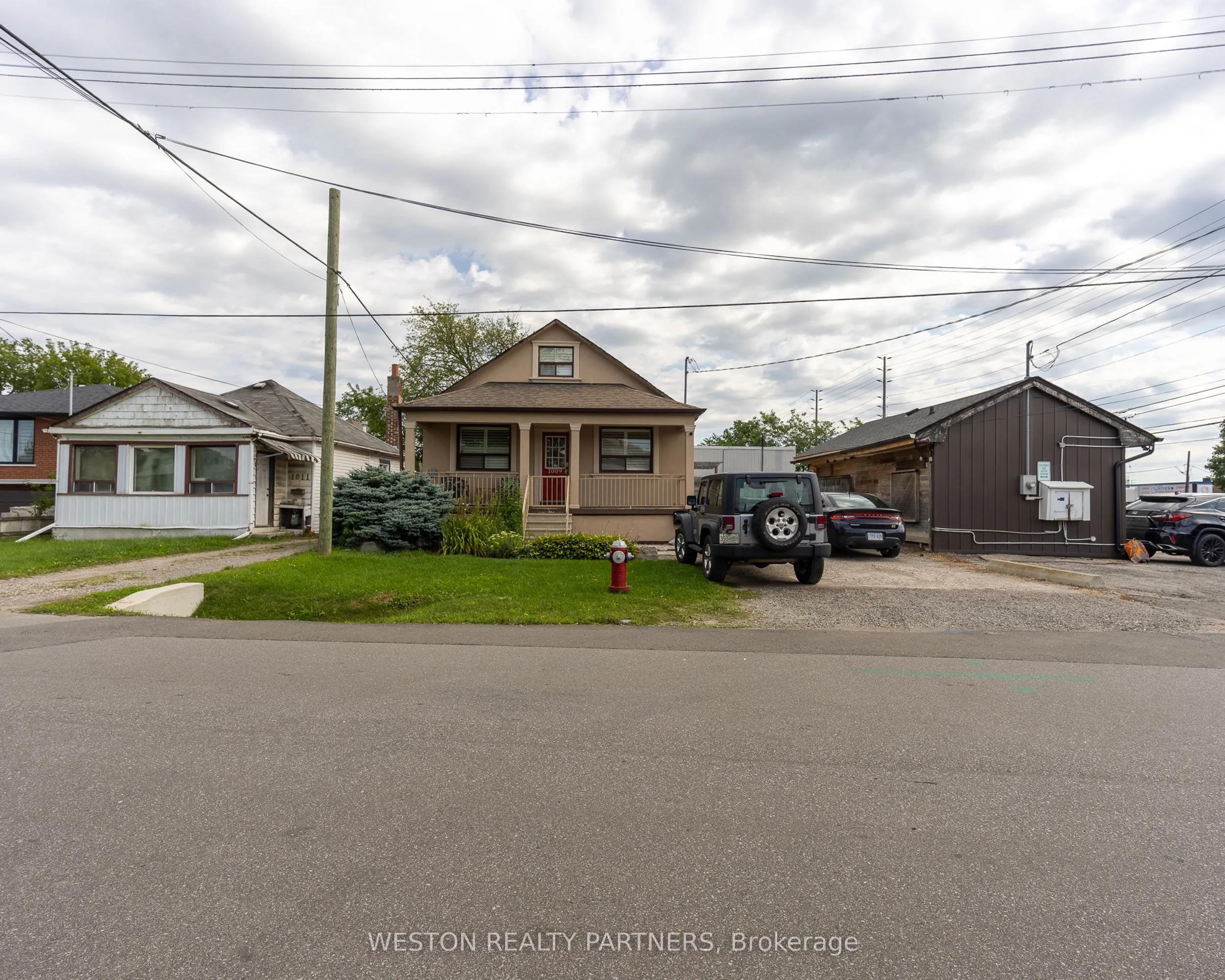 825-827 Lakeshore Road E