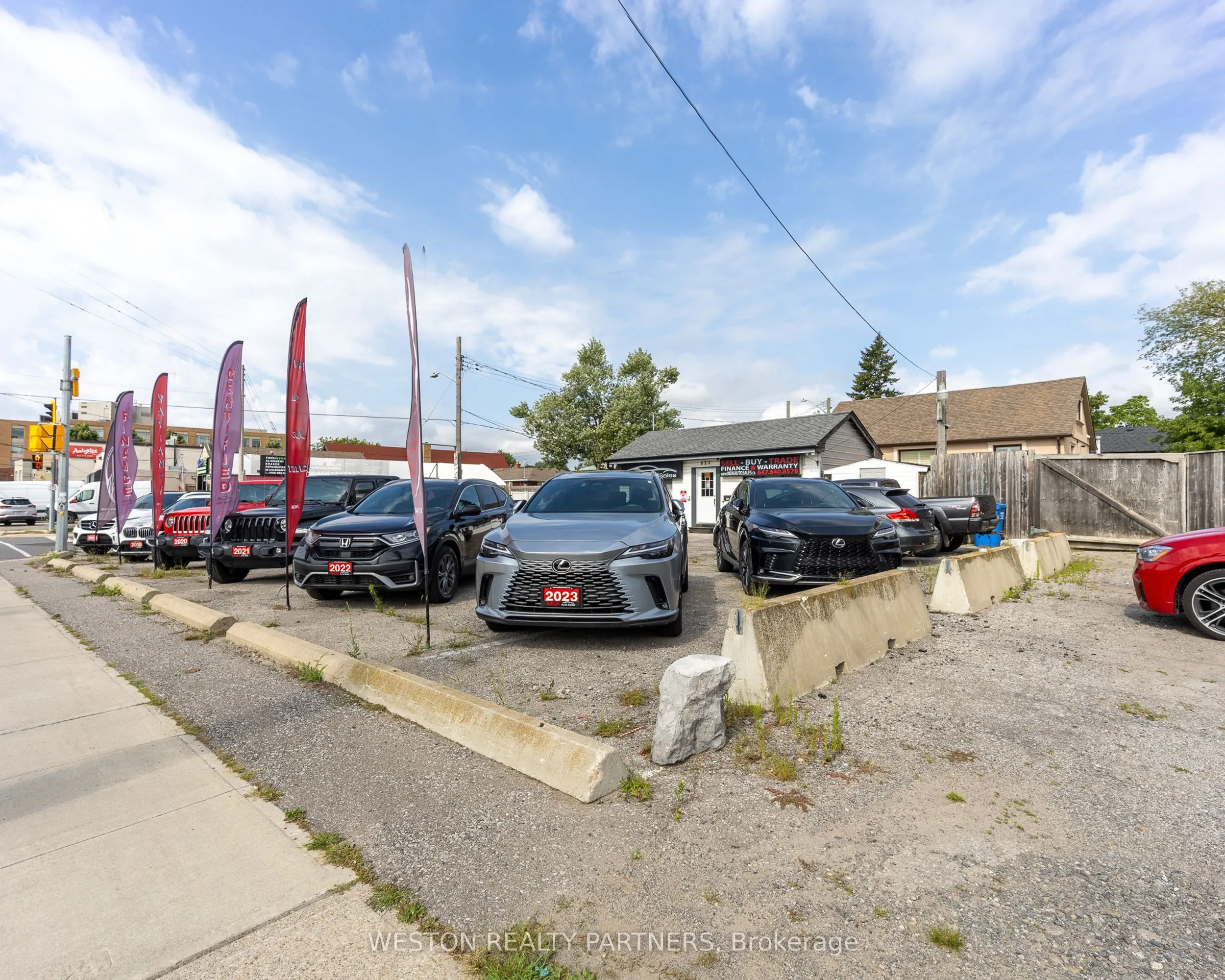 825-827 Lakeshore Road E